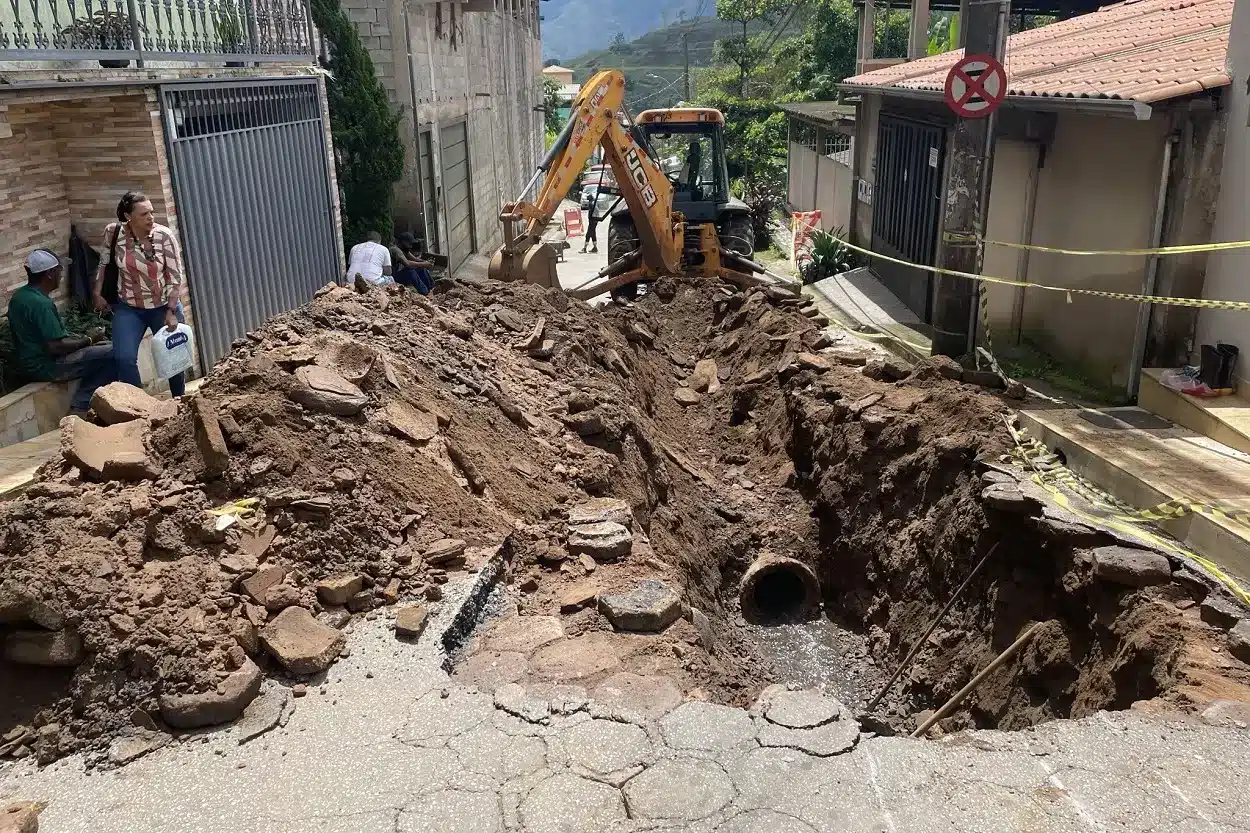 Medo E Revolta Asfalto Cede E Buraco Se Abre Em Rua De Passagem De