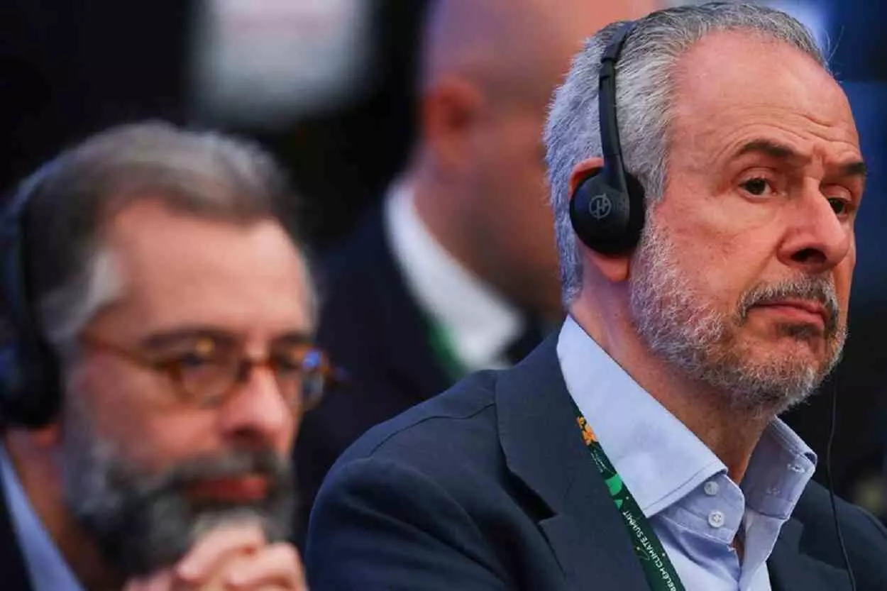 Homem de terno e gravata com a boca aberta

O conteúdo gerado por IA pode estar incorreto.