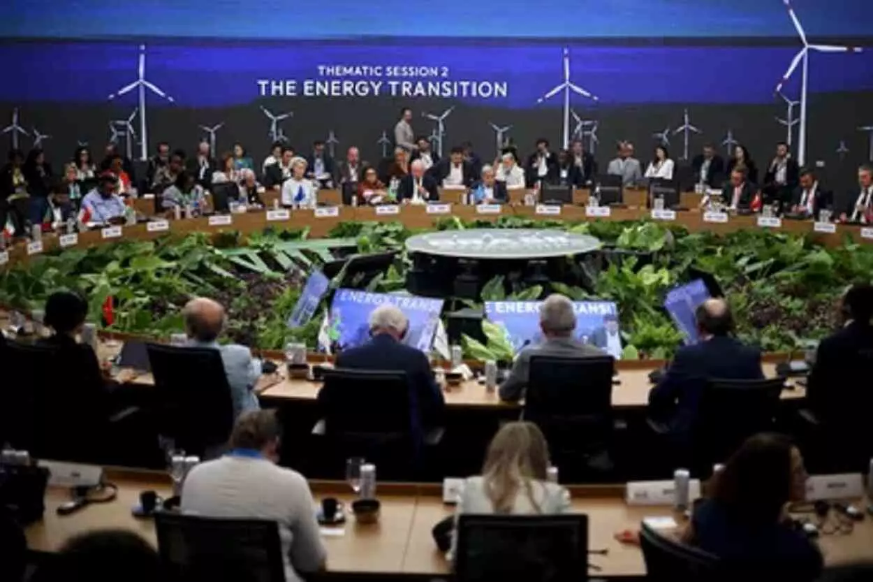 Auditório com pessoas sentadas ao redor de uma mesa

O conteúdo gerado por IA pode estar incorreto.