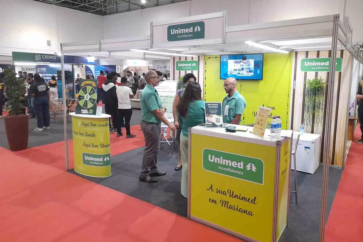 Uma imagem contendo no interior, edifício, mesa, em pé

O conteúdo gerado por IA pode estar incorreto.