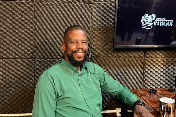 Homem sentado em frente a parede verde

O conteúdo gerado por IA pode estar incorreto.