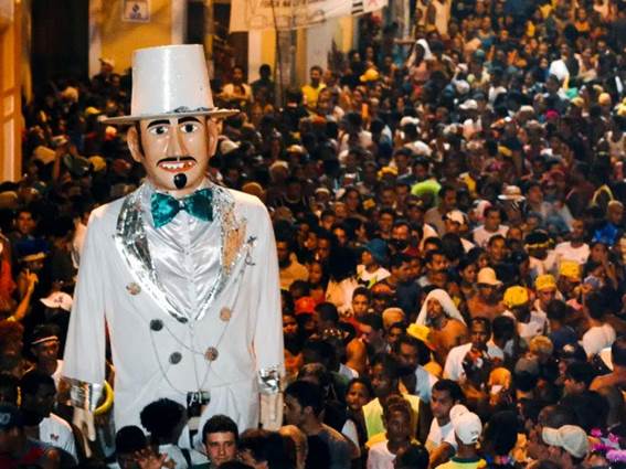 Desfile do Homem da meia-noite no Carnaval do Olinda onde número de banheiros públicos obrigou foliões ao xixi na rua