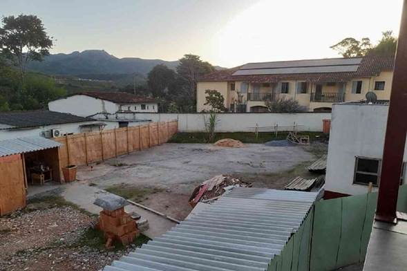 Casa de madeira com árvores ao fundo

O conteúdo gerado por IA pode estar incorreto.