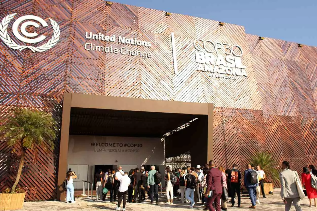 Pessoas andando na calçada em frente a estabelecimento comercial

O conteúdo gerado por IA pode estar incorreto.