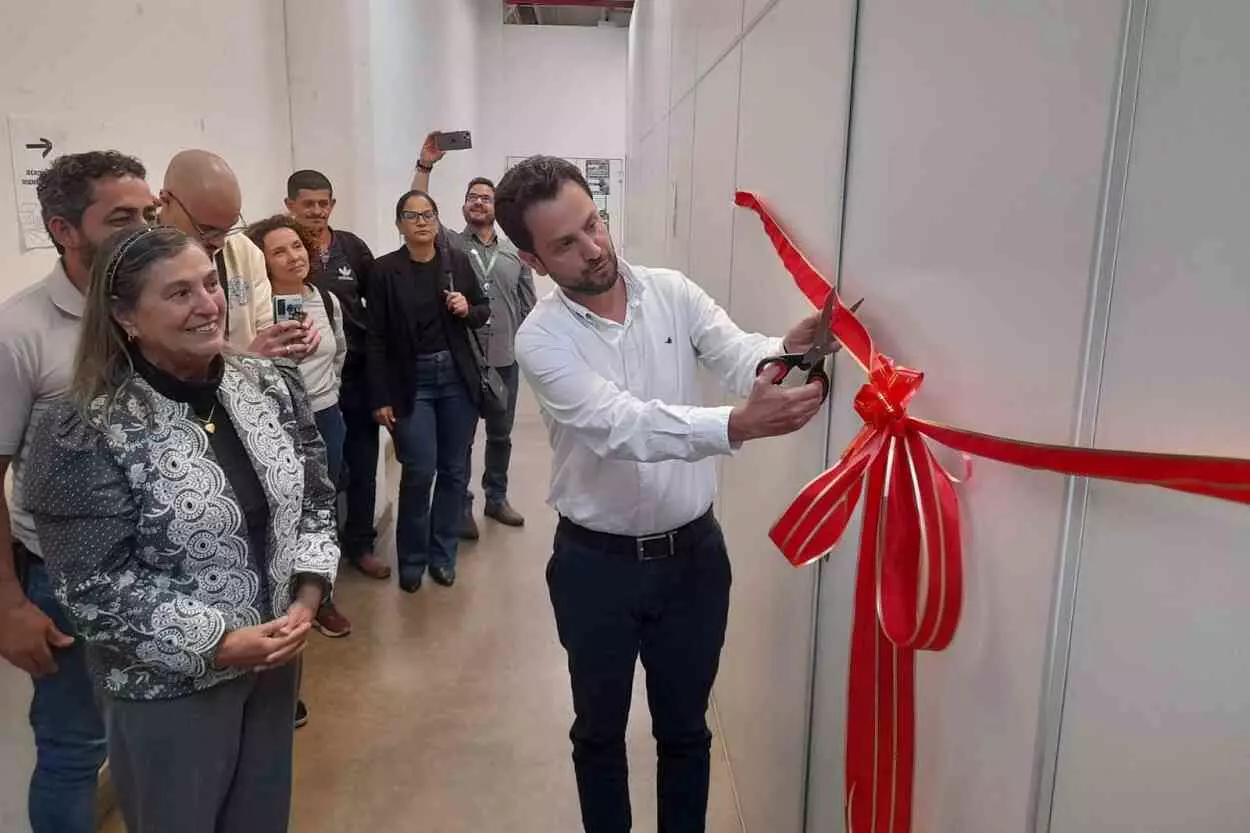 Pessoas em pé posando para foto

O conteúdo gerado por IA pode estar incorreto.