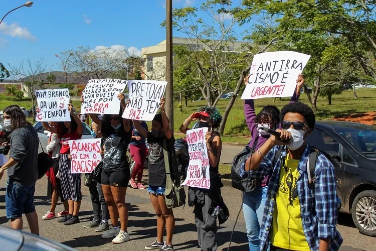 “Tinta preta não é fantasia”: Manifestantes pedem justiça no caso blackface, em ato na UFOP