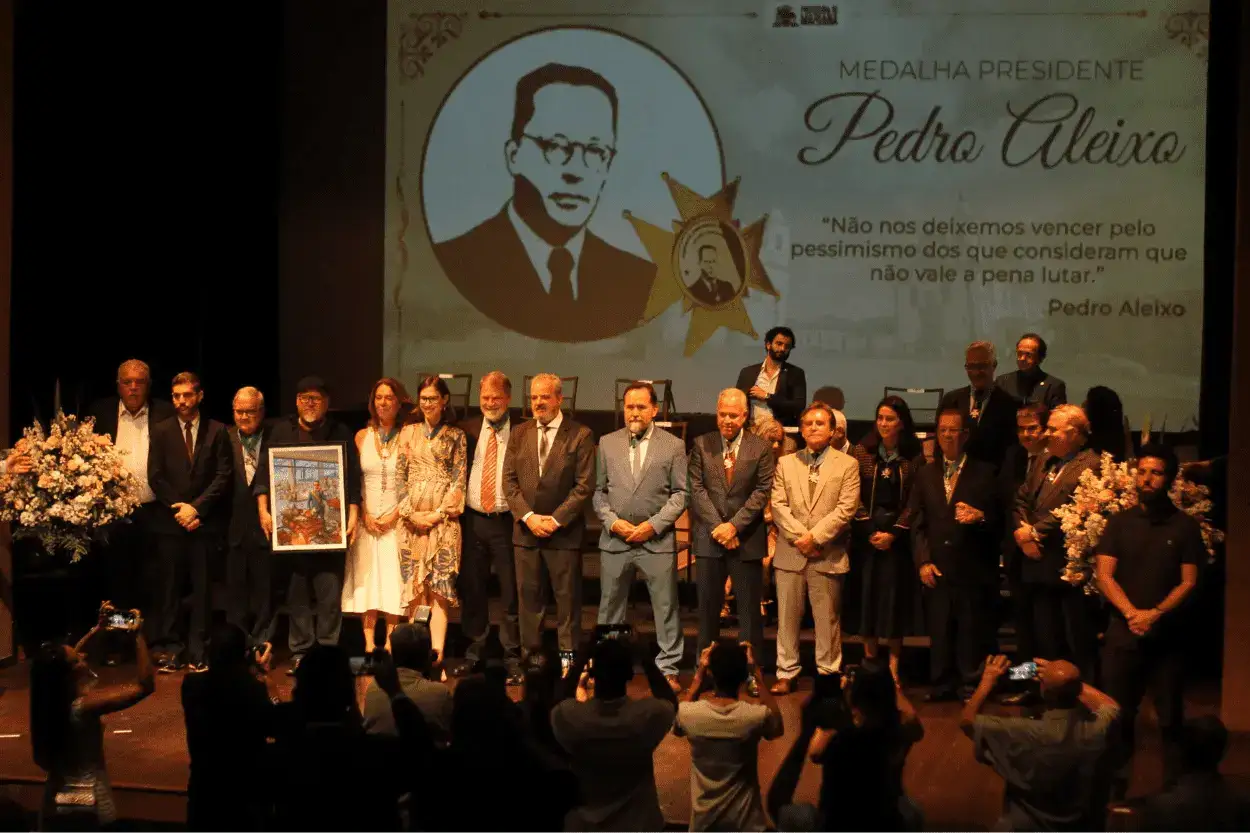 Personalidades são homenageadas com Medalha Pedro Aleixo