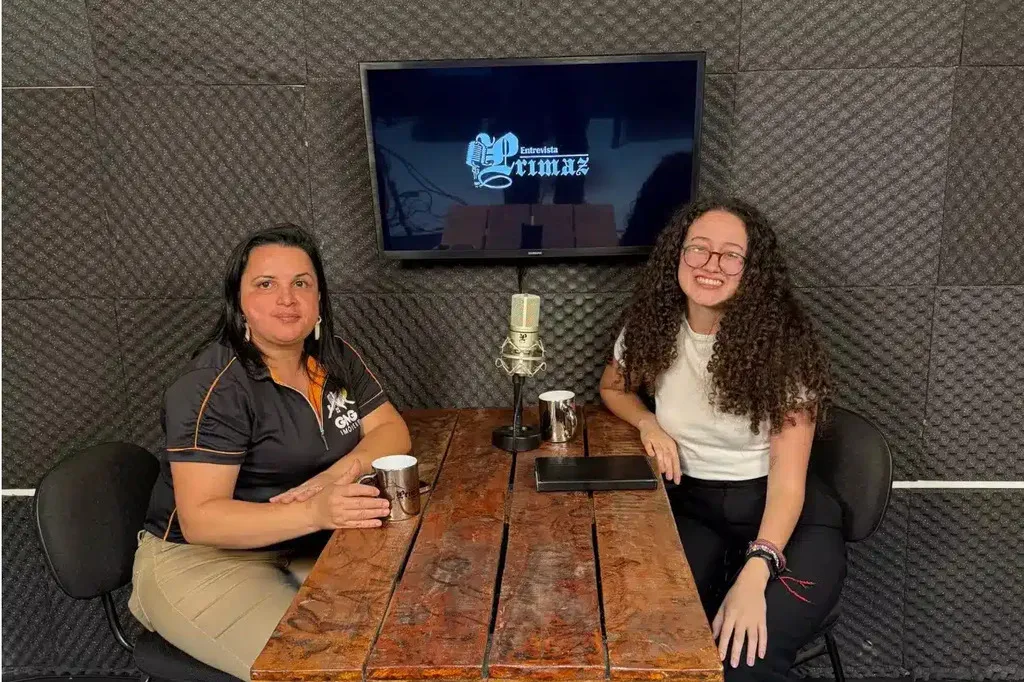 Gilma Vilas Boas sendo entrevistada pela graduanda de Jornalismo Ana Beatriz Justino