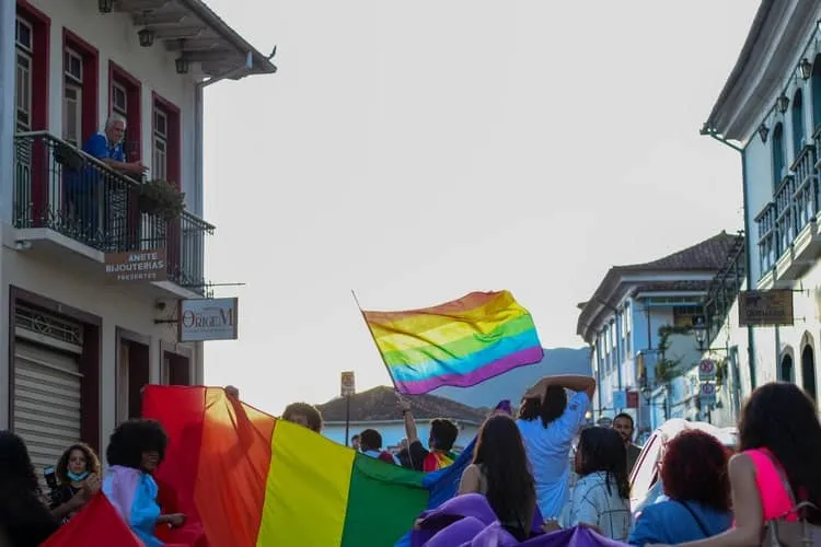 4ª Parada do Orgulho LGBTQIAP+ leva mais de 1.500 pessoas às ruas de Ouro Preto