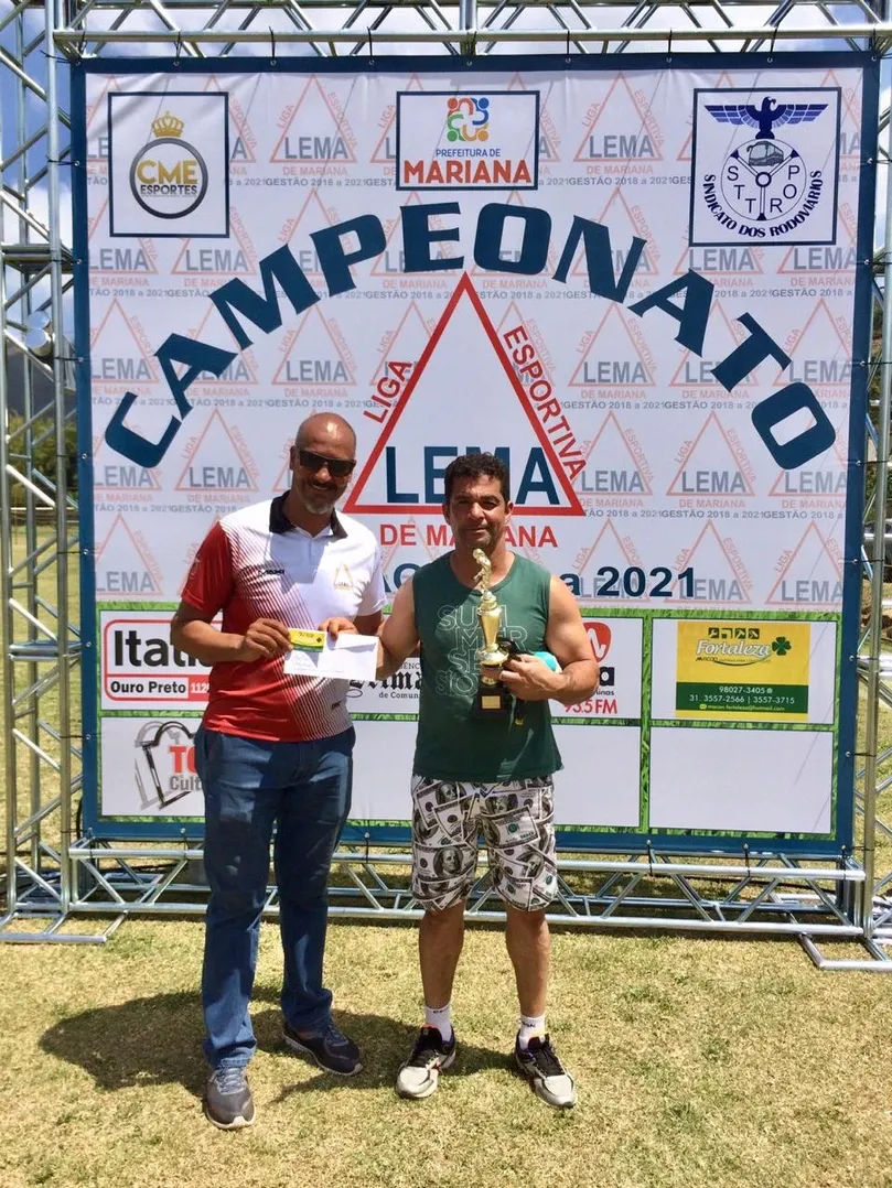 Wanderson Epifânio da Silva, presidente da Liga Esportiva de Mariana (LEMA) entrega o prêmio de melhor goleiro da competição a Claudiney, do Colômbia Esporte Clube - Foto: Lucas Santos/Agência Primaz