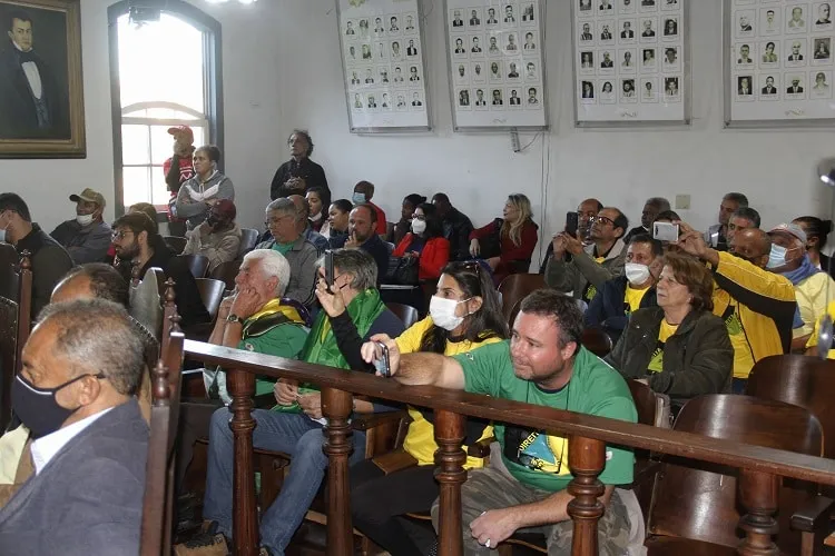Apoiadores de Bolsonaro e de Lula promovem embate na Câmara de Ouro Preto