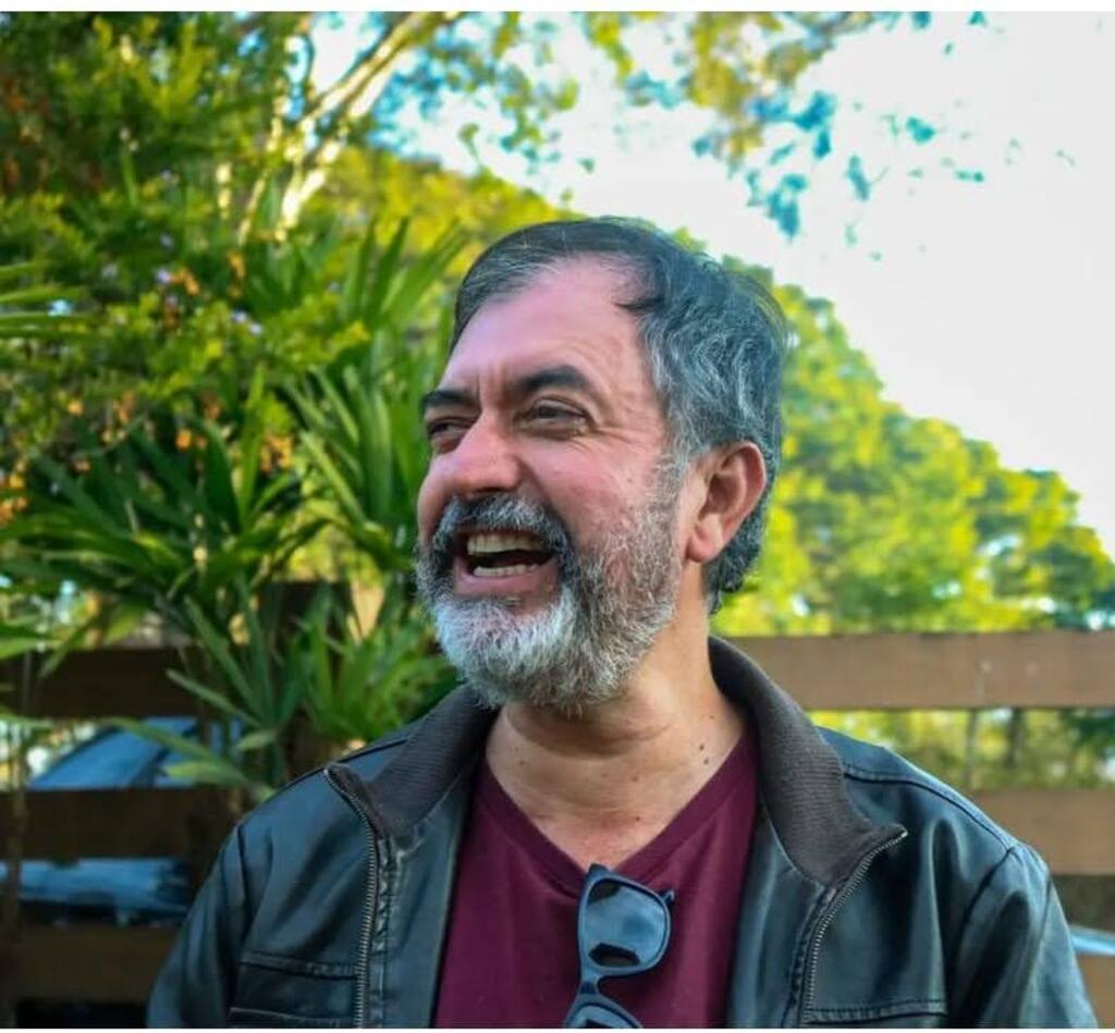 Professor da UFOP lança livro sobre contracultura e MPB