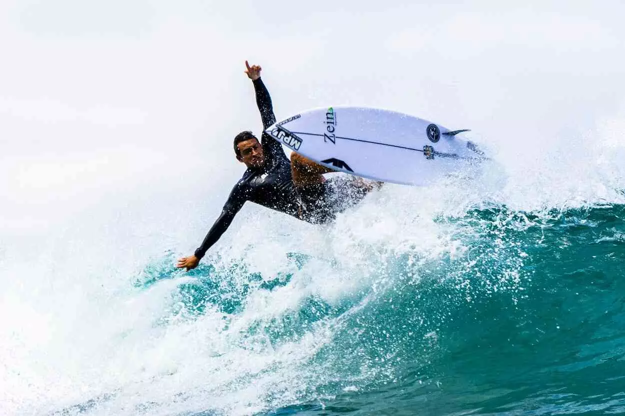 “Mais Pelo Jornalismo” aposta no surfe e patrocina Igor Moraes