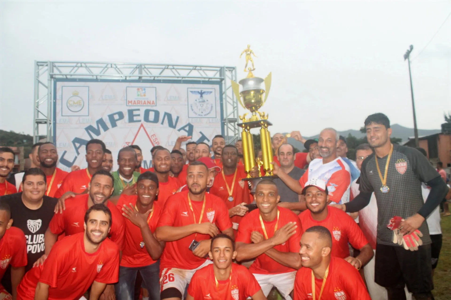 Jogadores do Olimpic comemoram o título