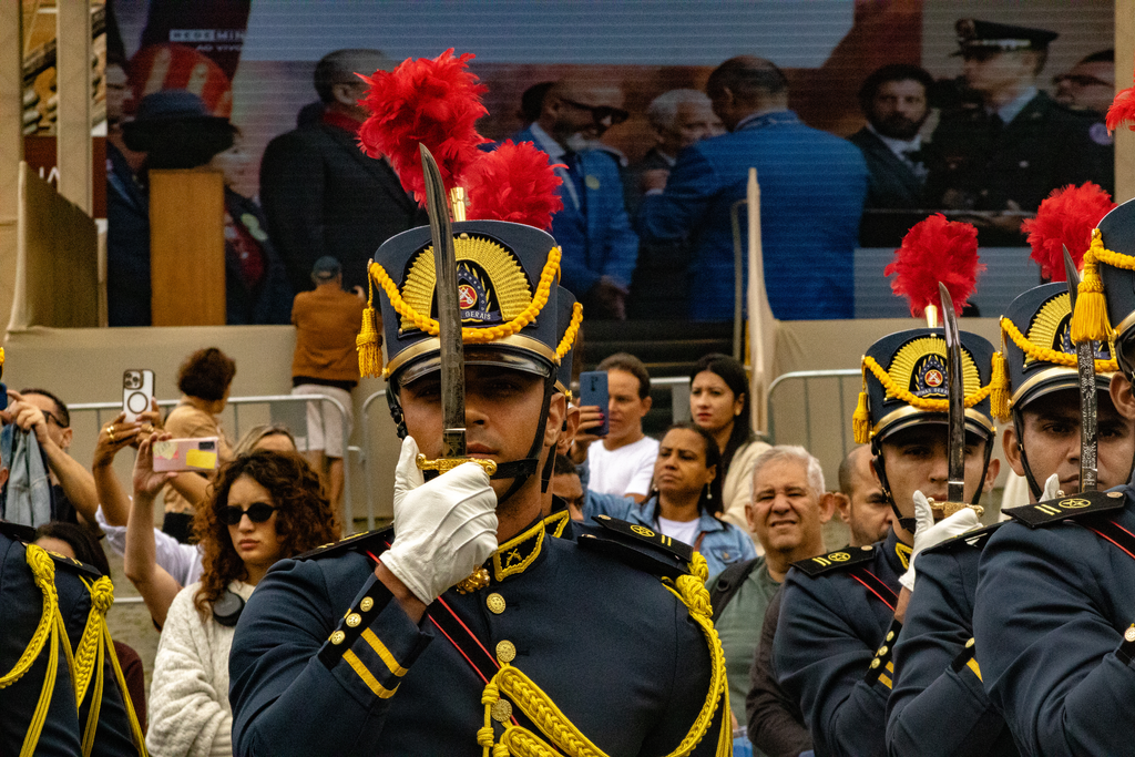 Longe do povo: Tarcísio de Freitas recebe honraria em evento esvaziado
