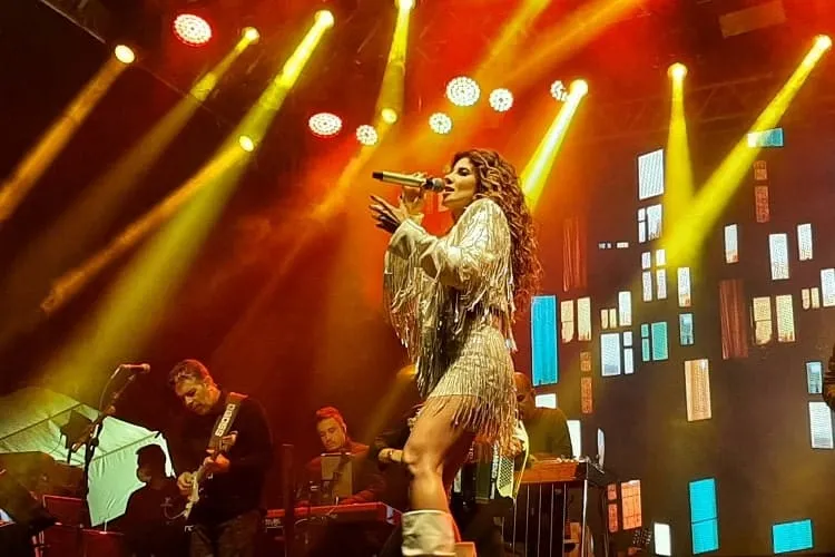 Paula Fernandes esquenta noite de sexta-feira em Mariana