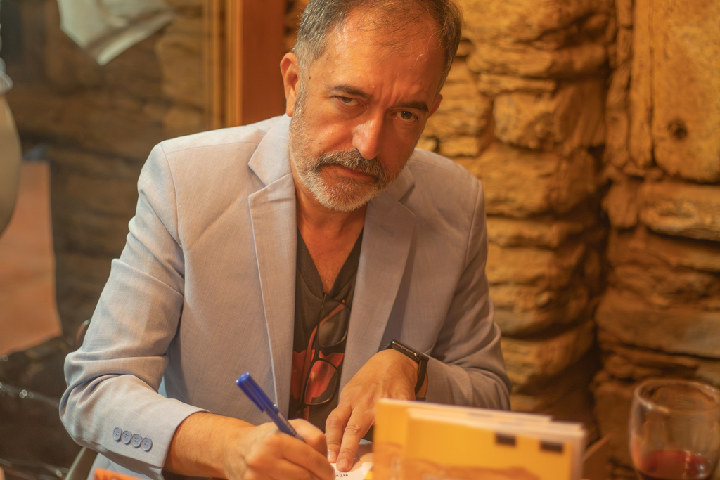 Alvíssaras: Cláudio Coração lança livro sobre música e afeto em Mariana