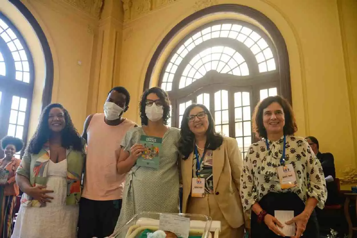 Após 3 anos, governo relança caderneta de saúde da criança