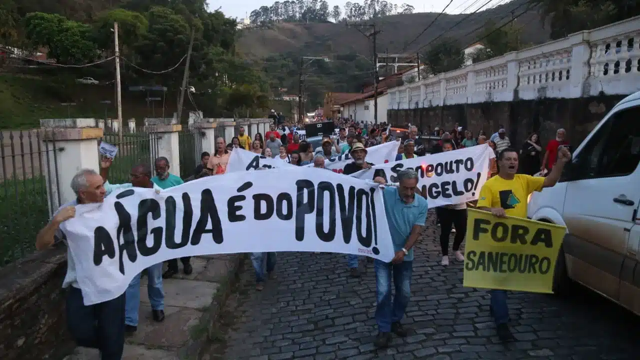 “Fora Saneouro” volta a ocupar ruas de Ouro Preto