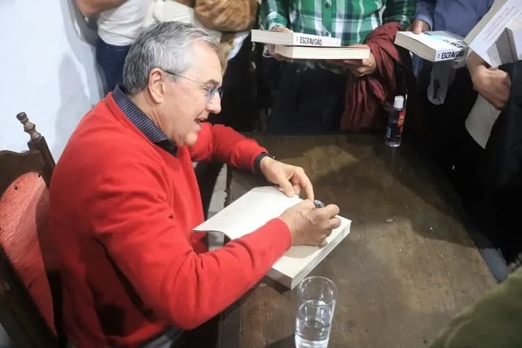 Noite de autógrafos de Laurentino Gomes com casa cheia em Ouro Preto