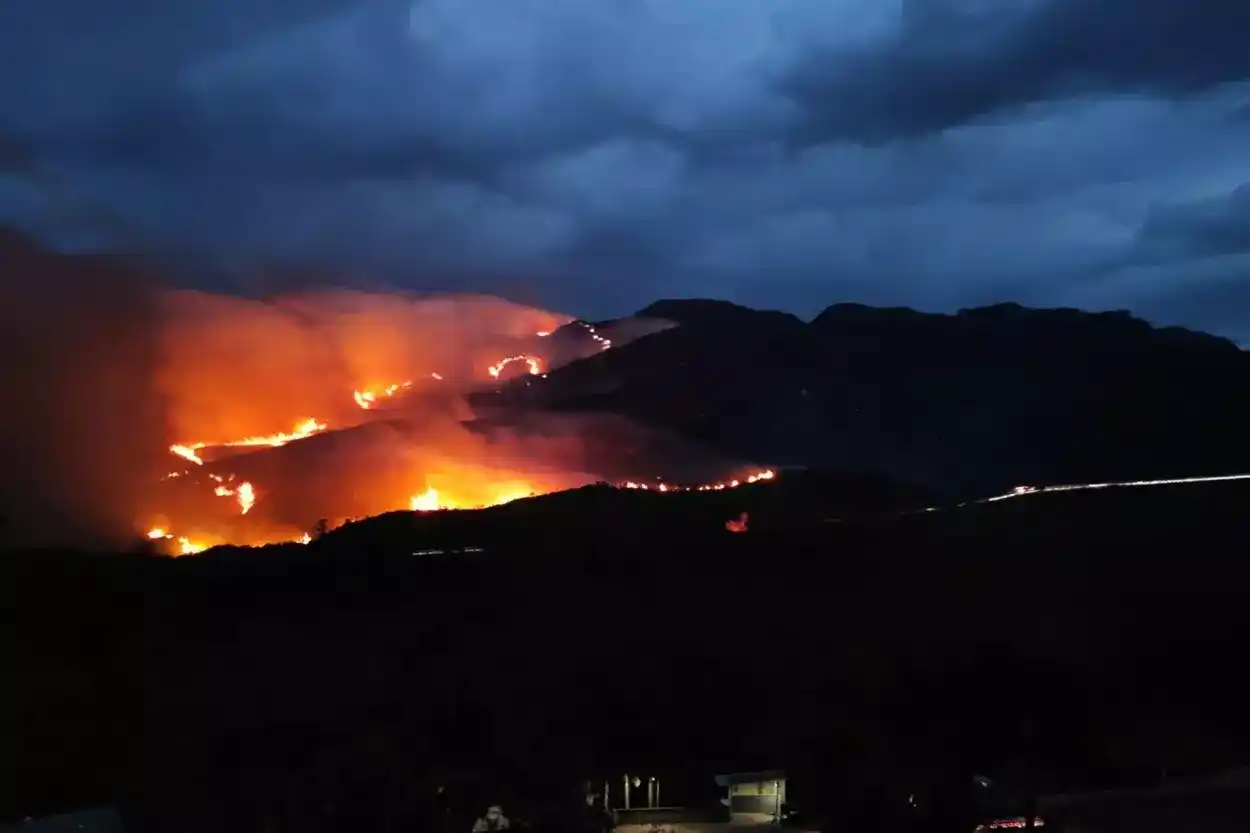 Incêndio de grandes proporções atinge Parque do Itacolomi