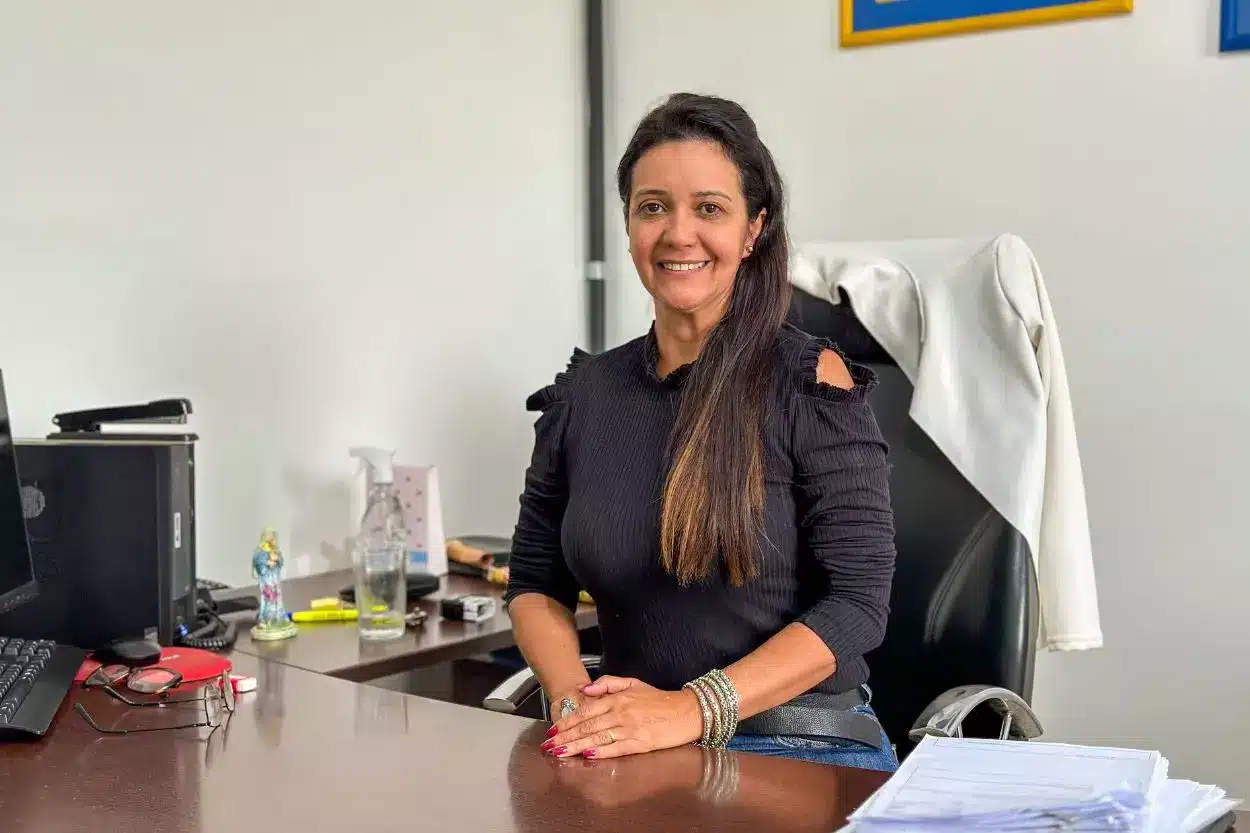 Secretária Cláudia Guimarães: 28 anos de dedicação à educação marianense