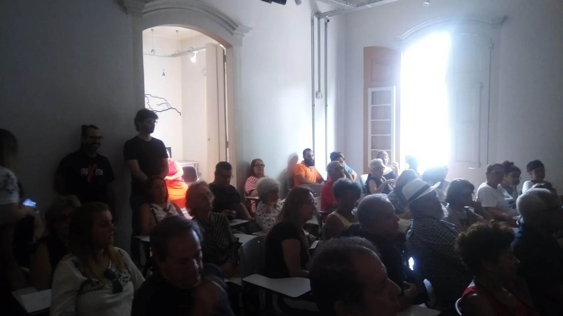 Moradores de Mariana assistem à apresentação de vídeo com imagens computadorizadas da proposta de revitalização do Jardim (Praça Gomes Freire)