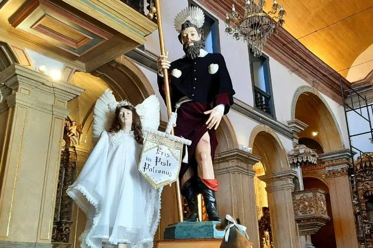 Imagem de São Roque é entregue com procissão em Mariana, após passar por restauração