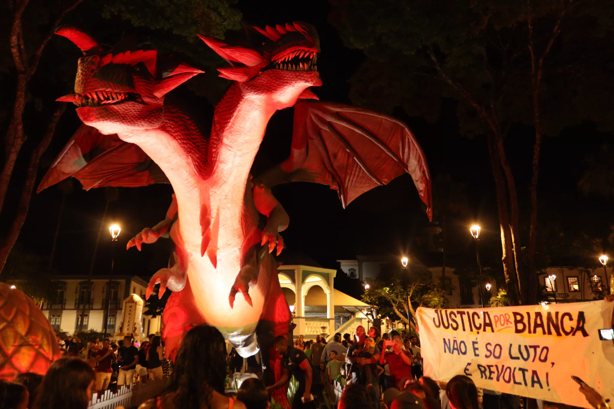 Abertura da exposição dos dragões é marcada por protestos