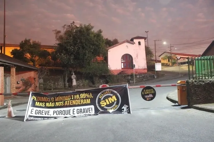 Grevistas fecham entrada do IFMG e alunos acionam a polícia, em Ouro Preto