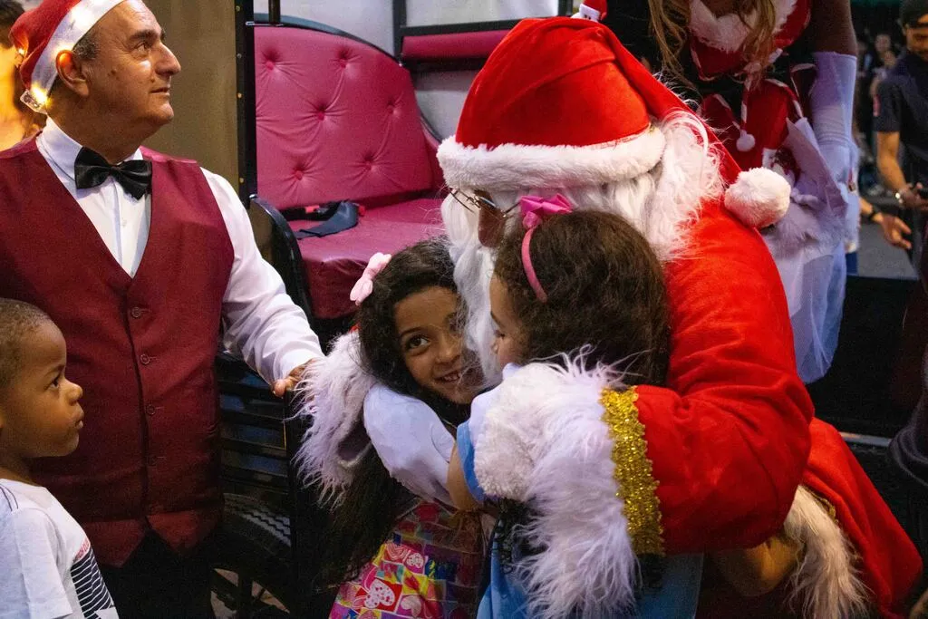 Casa do Papai Noel faz a alegria das crianças