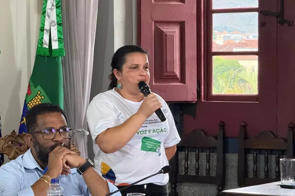 Na foto é possível ver Gilma discursando na Câmara de Mariana.