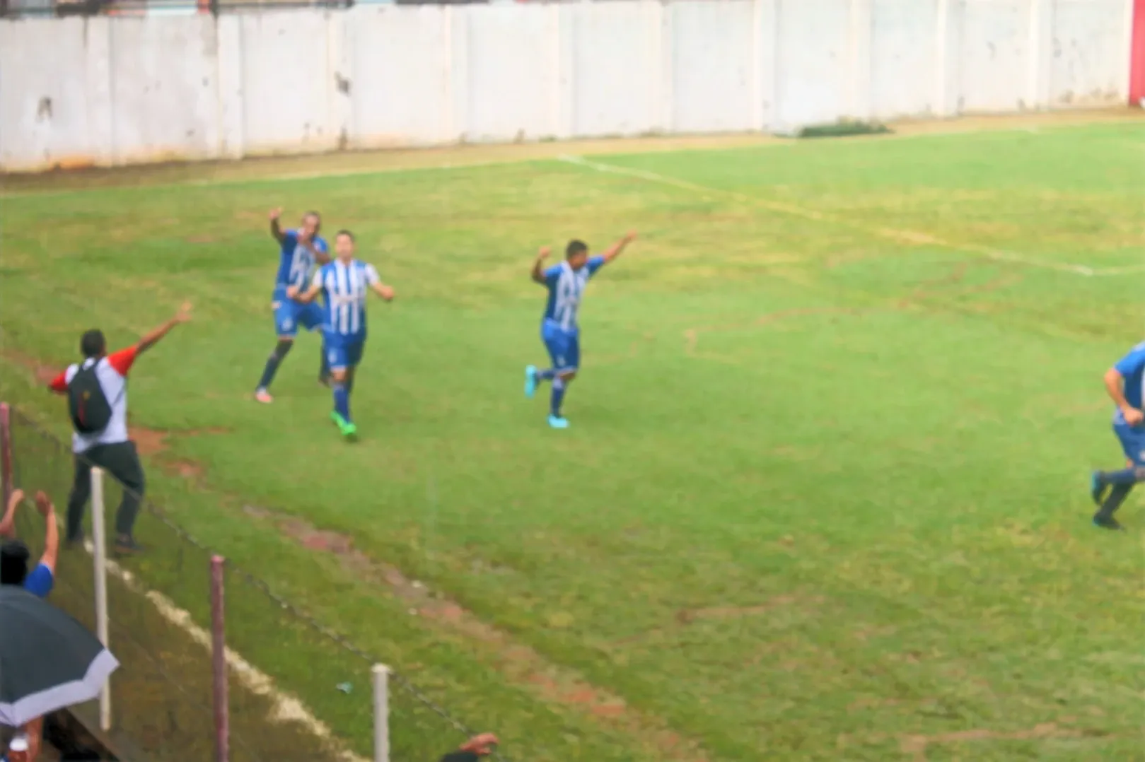 Dudu comemora seu gol e dá esperança de título aos torcedores do São Caetanense