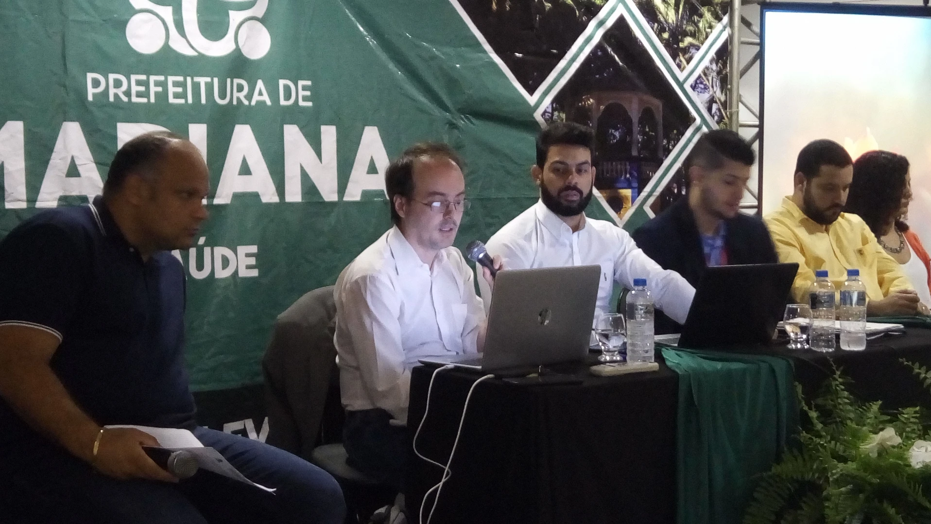 O procurador Edmundo Antônio Dias (centro) teve atuação decisiva no estabelecimento das datas de divulgação dos resultados do laudo de risco à saúde dos atingidos