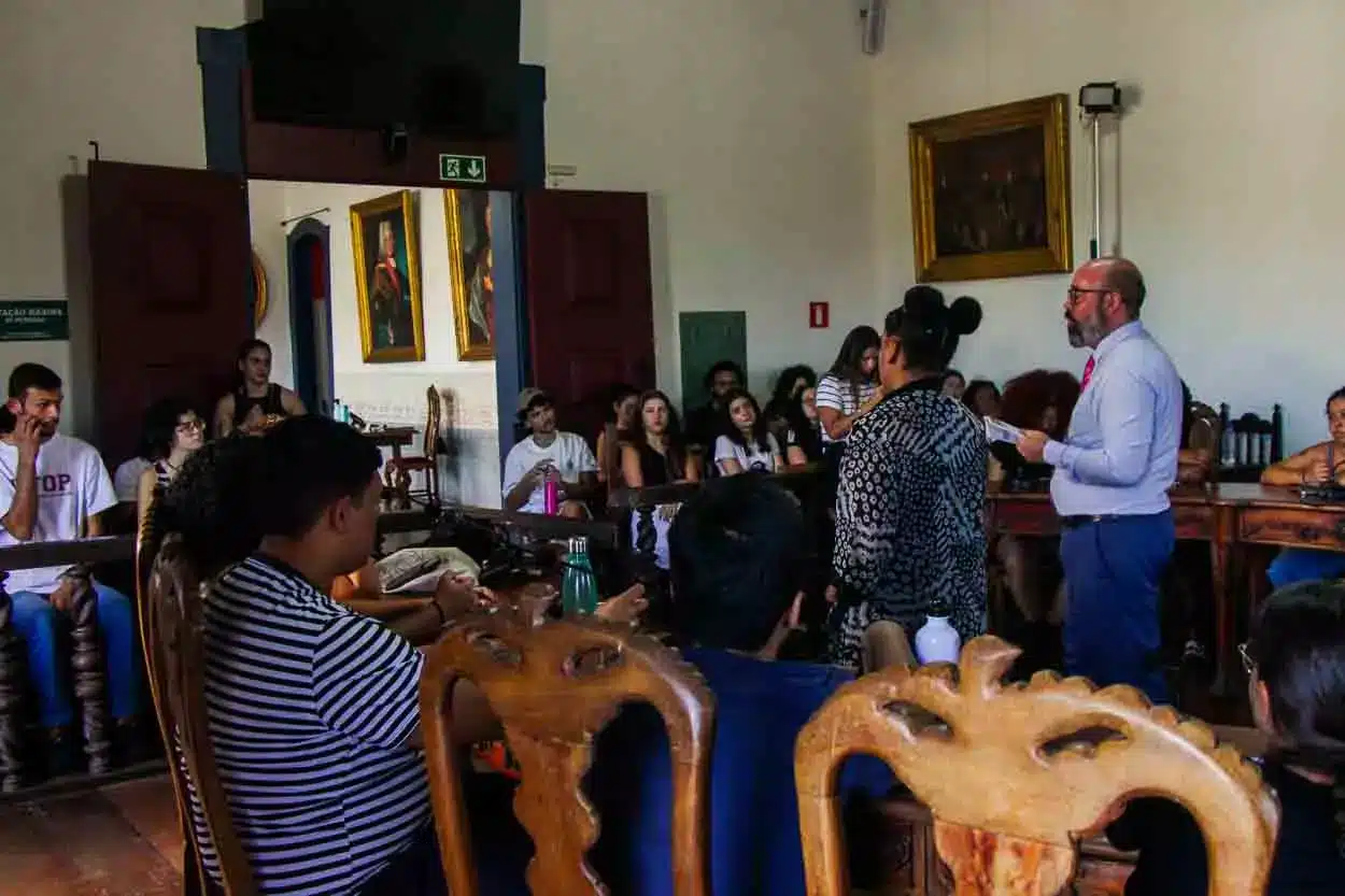 Visita da UFOP à Câmara debate o papel da imprensa na política