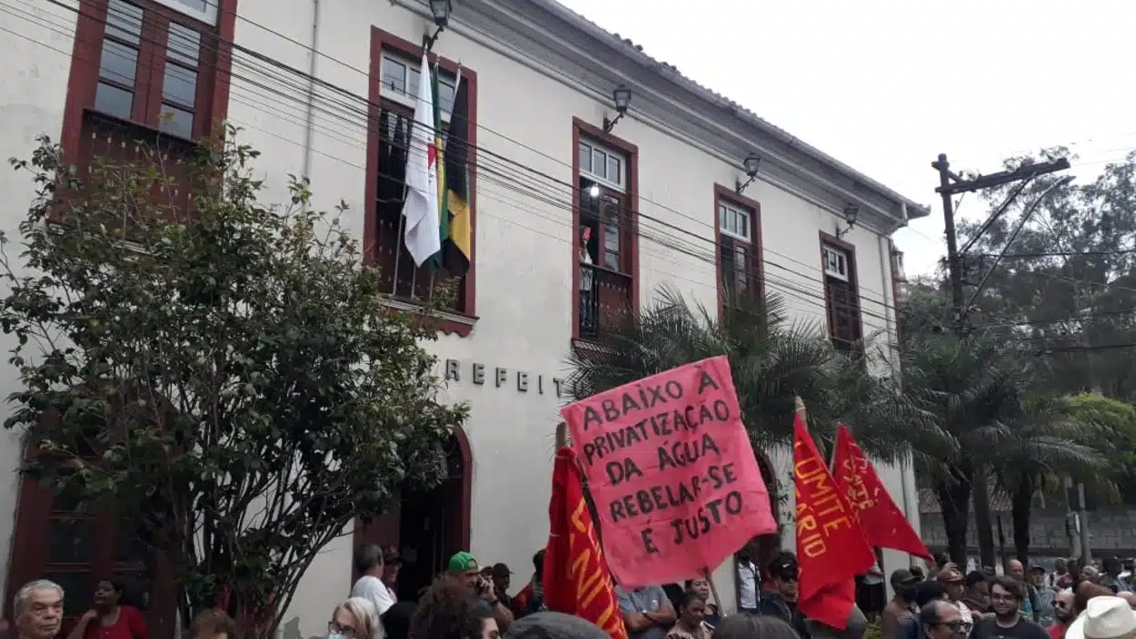 Manifestação contra Saneouro termina em violência em Ouro Preto
