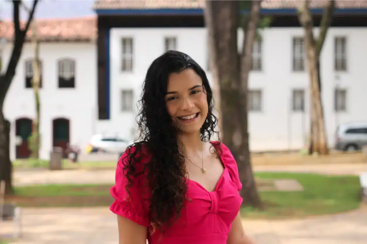 Amor, política e amizade em “O Poeta das Cinzas”