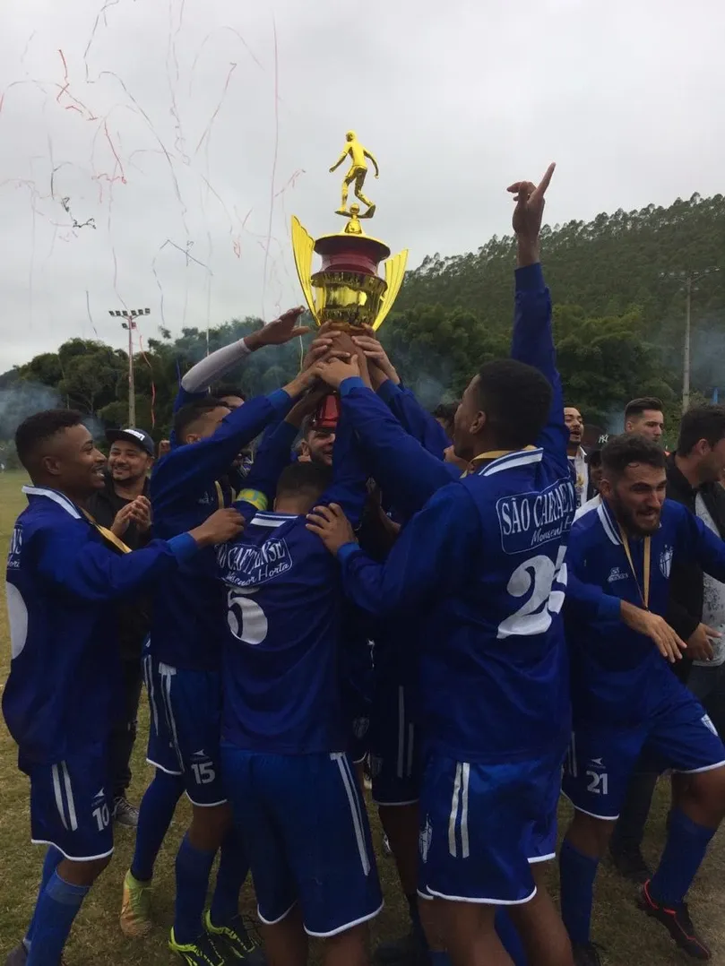 Comemoração do título de campeão de juniores conquistado de forma invicta pelo F. C. São Caetanense