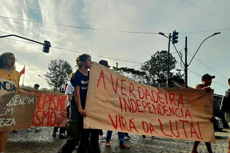 Grito dos Excluídos reúne estudantes e sindicalistas nas ruas de Mariana no Dia da Independência 