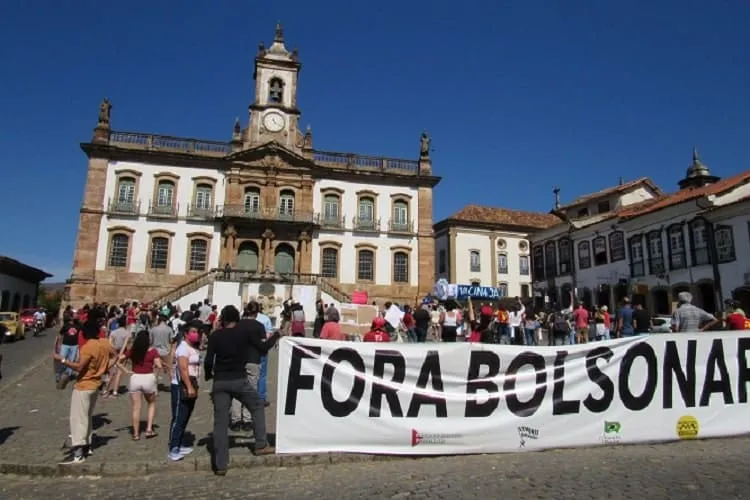 Manifestação contra governo Bolsonaro reuniu representantes de diversas entidades na praça Tiradentes