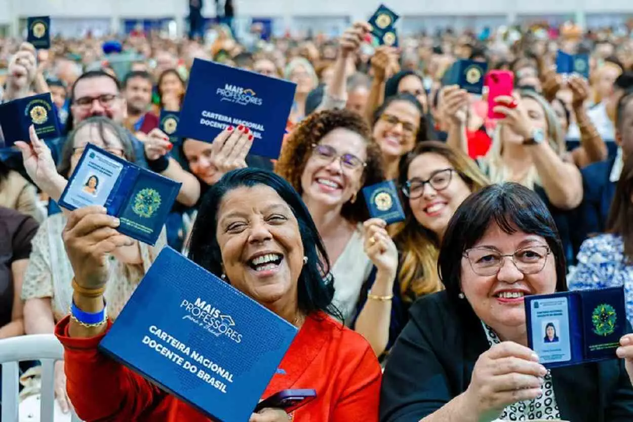 Professores já podem solicitar a Carteira Nacional Docente
