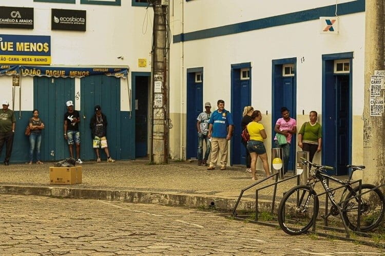 Aglomerações em frente à Caixa Econômica Federal de Mariana