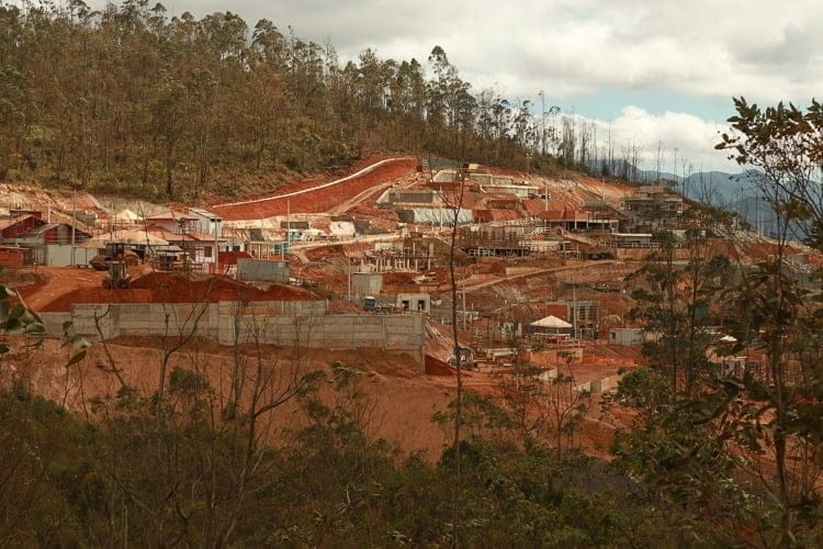 Braços cruzados: obras do reassentamento de Bento Rodrigues foram paralisadas nesta sexta-feira