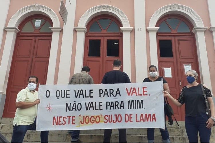 Comissão de atingidos faz pequena mobilização em frente ao Fórum de Ouro Preto. Foto: Divulgação/Comissão de atingidos de Antônio Pereira