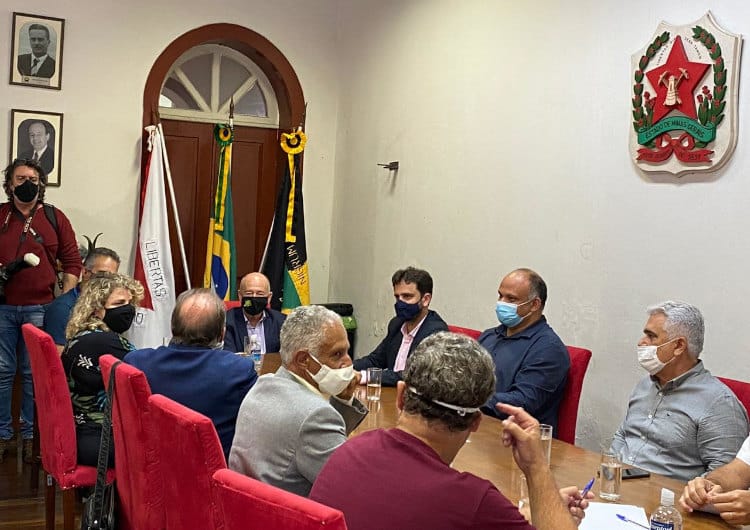 Prefeitos e gestores de Saúde de Mariana, Ouro Preto, Itabirito e Ouro Branco reuniram-se no auditório do gabinete da Prefeitura de Ouro Preto. Foto: Nathalia Souza/Agência Primaz