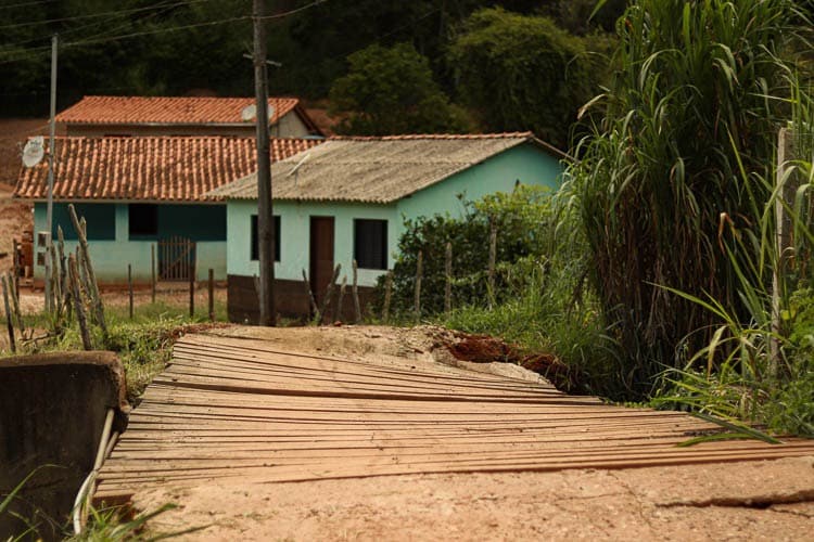 A ponte de madeira ameaça cair, mas moradores se arriscam ao atravessá-la - Foto: Lui Pereira/Agência Primaz