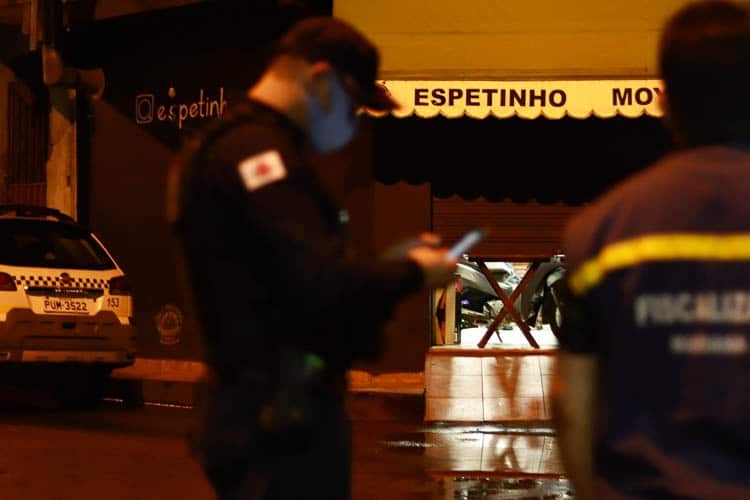 Agentes de segurança orientam comerciantes sobre o novo decreto de toque de recolher - Foto: Lui Pereira/Agência Primaz