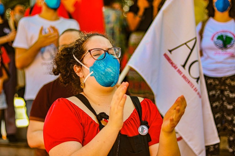 "Vida, pão, vacina e educação" era um dos lemas da manifestação. Foto: Lui Pereira/Agência Primaz