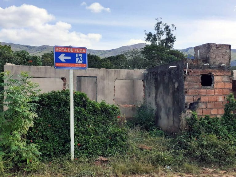 Proximidade das residências com a barragem em nível de emergência faz com que moradores vivam inseguros e peçam por realocação. Foto: Comunicação ATI Antônio Pereira.