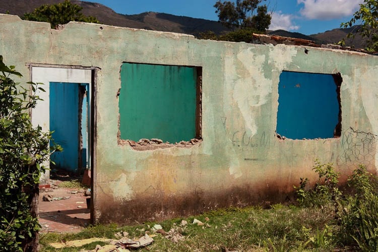 Imóveis foram saqueados depois que as famílias foram removidas de Antônio Pereira. Foto: Lui Pereira/Agência Primaz